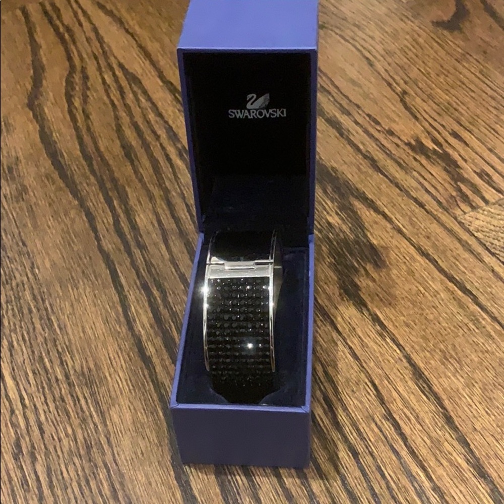 Gorgeous bangle. Never worn .. in box